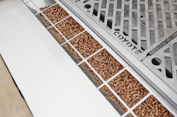 Asador de Pellets Coyote 28" con Carrito